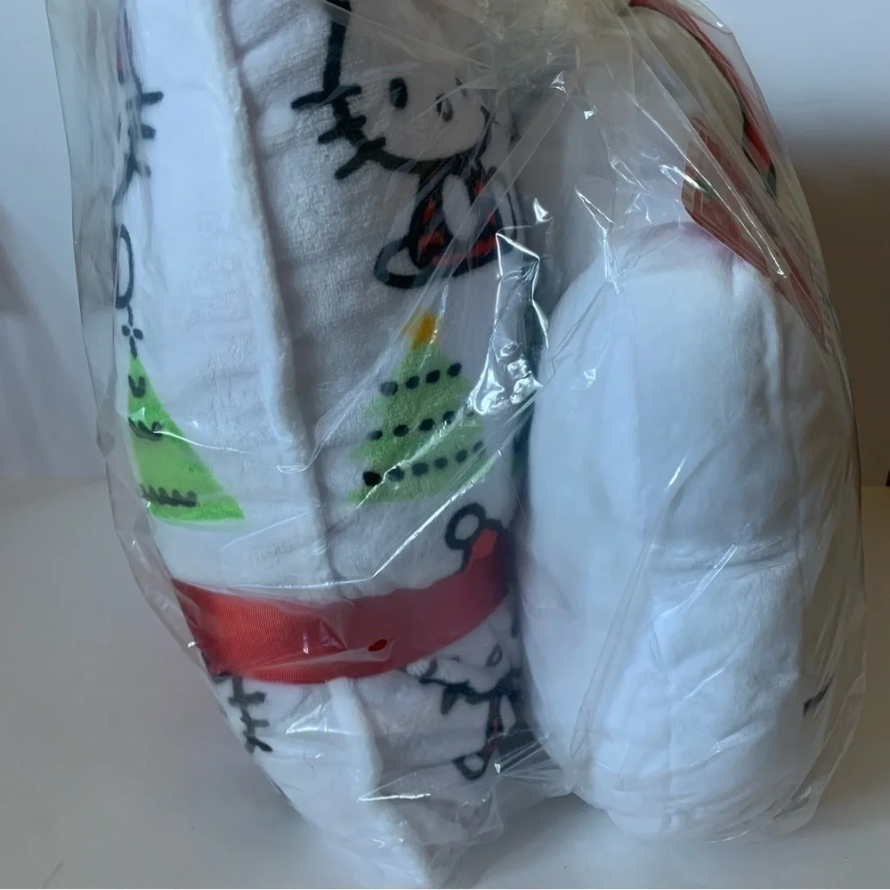 NWT. Hello Kitty Christmas Pillow Set